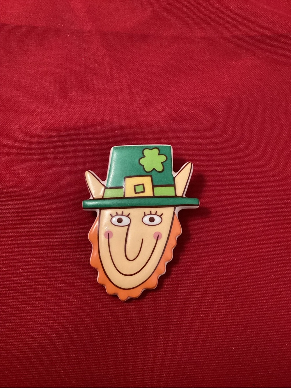 Hallmark Green Hat Leprechaun saint-Patrick porcelain brooch